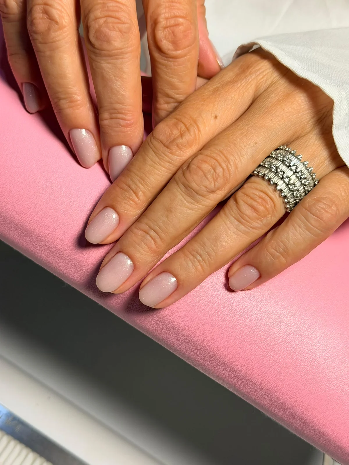 Manichiură nude roz cu efect shimmer